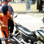 Pelaku berikut barang bukti berupa sepeda motor milik korban.