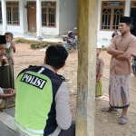 Polisi saat meminta keterangan tetangga korban di Dusun Sloros, Desa Birem.
