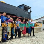 Manajer Humas PT KAI Daop 7 Madiun, Rokhmad Makin Zainul, bersama para peraga batik saat berada di pelataran Stasiun Kediri. Foto: MUJI HARJITA/BANGSAONLINE