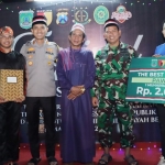 Pengasuh Ponpes Darussalam Gus Rony Ghozali mendampingi Kapolres Pasuruan AKBP Bayu Pratama Gubunagi dan Dandim 0819 Pasuruan Letkol Inf Nyarman saat menyerahkan pemenang utama. foto: MOCH ANDY FACHRUDIN/BANGSAONLINE