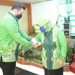 Wali Kota Habib Hadi menyematkan handbag kepada perwakilan tiga Kepala OPD sebagai bentuk cinta pada Kota Probolinggo.