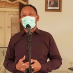 Bupati Ipong Muchlissoni saat menggelar jumpa pers di Rumah Dinas Pringgitan.