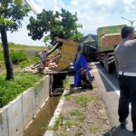 Kondisi truk gandeng bermuatan material bangunan yang terguling di Jalan Raya Ketapang, Tanggulangin, Selasa (25/1/2022). 