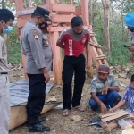 Rina saat ditemukan petani bersama Petugas Polsek Kare di tengah hutan jati Desa Kewiran, Kecamatan Kare, Kabupaten Madiun yang jauh dari perumahan.