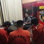 Unit Reskrim Polsek Mulyorejo ketika memeriksa 3 sopir yang diduga melakukan penganiayaan terhadap petugas.