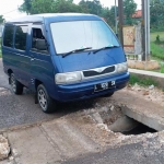 Kondisi Jl. Mongmong Glagga Kec. Arosbaya Bangkalan yang berlubang dan sudah dua bulan tak kunjung diperbaiki. foto: FAUZI/ BANGSAONLINE