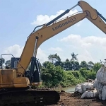 Pembangunan pelimpah luapan air atau spillway di Sungai Tanggul, Jember.