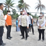 Bupati Gus Yani bersama Apkasi melihat kondisi rumah korban erupsi Gunung Semeru di Kampung Renteng, Dusun Kebondeli Utara, Desa Sumber Wuluh, Kecamatan Candipuro, Lumajang. foto: ist.