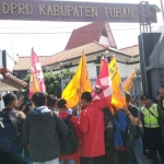Aksi para mahasiswa saat demo di depan kantor DPRD Tuban, Sabtu (24/8).
