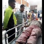 Ommy Gusbella Basusena Penanggung Jawab PT Jasa Raharja Wilayah Pacitan, saat melakukan monitoring korban laka lantas di rumah sakit.