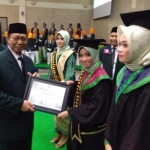 Bupati Tuban memberikan penghargaan pada lulusan terbaik.