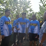 Sandiaga Uno saat mengunjungi kebun Jambu Air di kompleks De Setinggil, Kecamatan Patrang, Jember, di sela-sela kunjungannya.