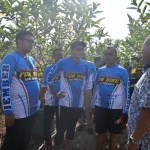 Sandiaga Uno saat mengunjungi kebun Jambu Air di kompleks De Setinggil, Kecamatan Patrang, Jember, di sela-sela kunjungannya.