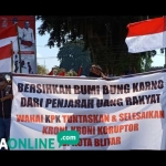 Aksi pedagang saat demo di depan Pemkot Blitar.