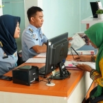 Petugas Imigrasi Kediri saat melayani pemohon paspor.