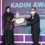 Ferry Silviana Feronica Abu Bakar, saat menerima penghargaan Woman Inspiring sebagai Ketua Dekranasda dari Kadin Kota Kediri. Foto: Ist