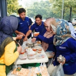 Insan Petrokimia Gresik saat menyerbu dagangan UMKM di Bazar Ramadhan Lontar 2026. (Ist)