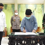 Ketua PD DMI Kota Kediri dan Ketua PCNU Kota Kediri Abu Bakar Abdul Jalil (Gus Ab) saat menandatangani maklumat bersama, disaksikan Wali Kota Kediri Abdullah Abu Bakar, Kapolres Kediri Kota AKBP Miko Indrayana, serta Kepala Staf Kodim 0809 Kediri Mayor Czi Gatot Palwo Edi. foto: ist