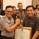 Kepala Kanwil Kemenkumham Provinsi Banten Dodot Adikoeswanto (kiri) saat menerima penghargaan dari Kepala BNN Provinsi Banten Rohmad Nursahid.