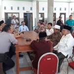 Suasana mediasi di Kantor Balai Desa Rowogempol.