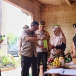 Wakapolda Jatim saat mengunjungi Pos Pelayanan (Posyan) Ops Lilin Semeru 2019 di Bundaran Taman Pinang Indah.