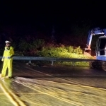 Petugas saat mengatur lalu lintas di Ruas Tol Pandaan-Malang Km 78+900 (Arah Malang dan Surabaya).