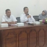 Kepala DPM PTSP dan Tenaga Kerja Kabupaten Tuban, Tajudin Tebyo (pegang mik) saat memberikan keterangan.