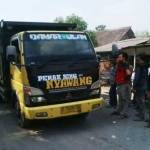 CEGAT- Aksi warga yang melarang truk keluar-masuk lokasi galian C. (gunadhi/BANGSAONLINE)