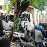 Bagian depan dump truk tronton hingga ambles ke dalam usai menabrak pohon akibat rem blong. foto: ist.