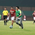 Baddrut Tamam saat menggiring bola dalam laga eksibisi antara Tim Askab dan Tim Pemkab Pamekasan.