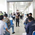 Petugas saat simulasi penggunaan alat deteksi Covid-19 GeNose C-19 di Bandara Internasional Juanda.