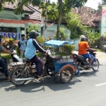 Anggota PWI saat membagikan masker pada pengguna jalan.