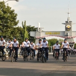 Panglima Koarmada II Laksda TNI Heru Kusmanto didampingi Kepala Staf gowes bersama dengan Gubernur AAL dan Komandan Kodiklatal.