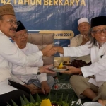 Ketua Umum YBCMP, H. Rinto Harno (kanan) saat menerima potongan tumpeng. Foto: Ist. 