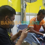 Korban penganiayaan saat menjalani perawatan di IGD RSUD dr Mohammad Zyn, Sampang. Foto: MUTAMMIM/BANGSAONLINE