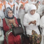 Kenangan foto Gubernur Jawa Timur Khofifah Indar Parawansa bersama Ibunda Presiden Joko Widodo, Sujiatmi Notomiharjo, dalam suatu acara. foto: istimewa/ bangsaonline.com