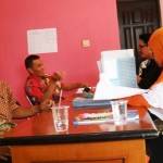 ?Sejumlah pelamar saat mengambil formulir pendaftaran calon anggota KPU Sidoarjo, di kantor Timsel KPU, Perum KNV Sidoarjo, Kamis (24/4/2014). foto:mustain/BANGSAONLINE