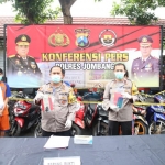 Kapolres Jombang AKBP Boby Pa’ludin Tambunan saat menggelar rilis pers penangkapan makelar motor.