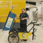 Lila Yuwana memperlihatkan Electric Wheelbarrow di Galeri Riset dan Inovasi Teknologi (GRIT) ITS sebagai solusi angkut TBS yang efisien dan ramah lingkungan. (Ist)