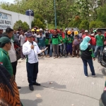 Puluhan buruh ketika demo di depan PT. Aplus Pacific. foto: ist.