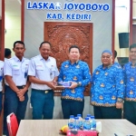 Kepala Kantor Pertanahan Kabupaten Kediri, Junaedi S. Hutasoit, saat menyerahkan sertifikat kepada Deputy Daop 7 Madiun, Alam Prasetyo. Foto: Ist.