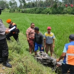 Petugas saat mengevakuasi sepeda motor korban yang masuk ke persawahan. foto: ist.