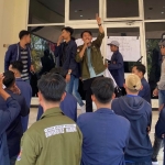 Massa mahasiwa Universitas Madura saat menduduki Kantor Bupati Pamekasan
