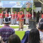 
Bupati Kediri Hanindhito Himawan Pramana saat memimpin apel Hari Jadi Kabupaten Kediri ke-1.218. (Ist). 