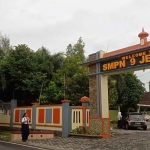 Bus sekolah yang melayani pelajar secara gratis di Jember.