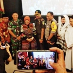 Wali Kota Risma dan Forpimda Kota Surabaya saat foto bersama para Romo dan jemaah. foto: YUDI A/ BANGSAONLINE