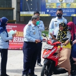 Erdiansyah, Kepala Kantor Imigrasi Kediri dan jajarannya saat membagikan paket masker, vitamin, dan hand sanitizer kepada masyarakat sekitar kantor imigrasi. (foto: ist)