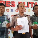 Kapolres Blitar saat menunjukkan sejumlah barang bukti kasus pembuangan KIS.