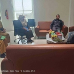 Aktivis saat audiensi di ruangan Sekda Pemkab Pasuruan soal pensiun dini mantan Kepala BPKPD Kabupaten Pasuruan Akhmad Khasani, Senin (10/06/2024). Foto: AHMAD FUAD/ BANGSAONLINE