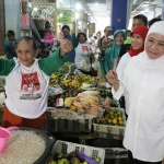 Khofifah saat menyambangi pedagang Pasar Pahing di Rungkut Kidul, Surabaya. foto: ist